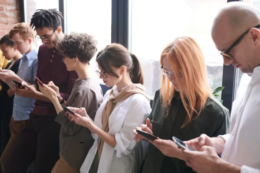 Як цифровізація суспільства створила дефіцит людського спілкування