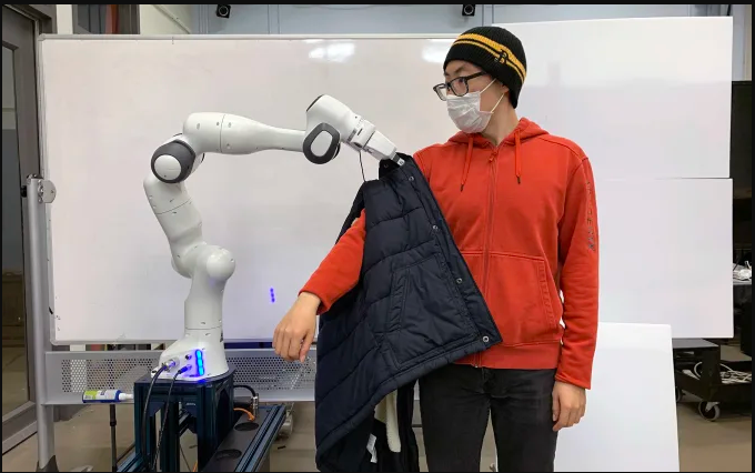 Вчені створили робота, який допомагає одягатися
