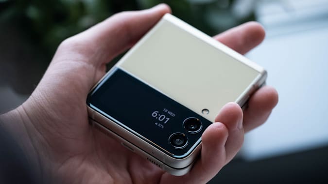 Огляд Galaxy Z Flip 3: чи вартий складаний смартфон своїх грошей?