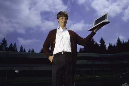 Власник і засновник Microsoft Білл Гейтс позує на вулиці з першим ноутбуком Microsoft у 1986 році