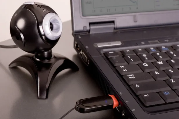 Як убезпечити себе від зламу камери та мікрофону