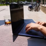 5 шляхів, як прямі сонячні промені можуть пошкодити ваш ноутбук