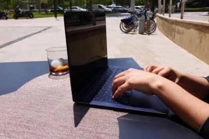 5 шляхів, як прямі сонячні промені можуть пошкодити ваш ноутбук