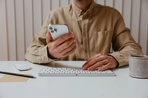 Apple надсилає користувачам iPhone нове попередження про шпигунські атаки. Чи варто хвилюватися?