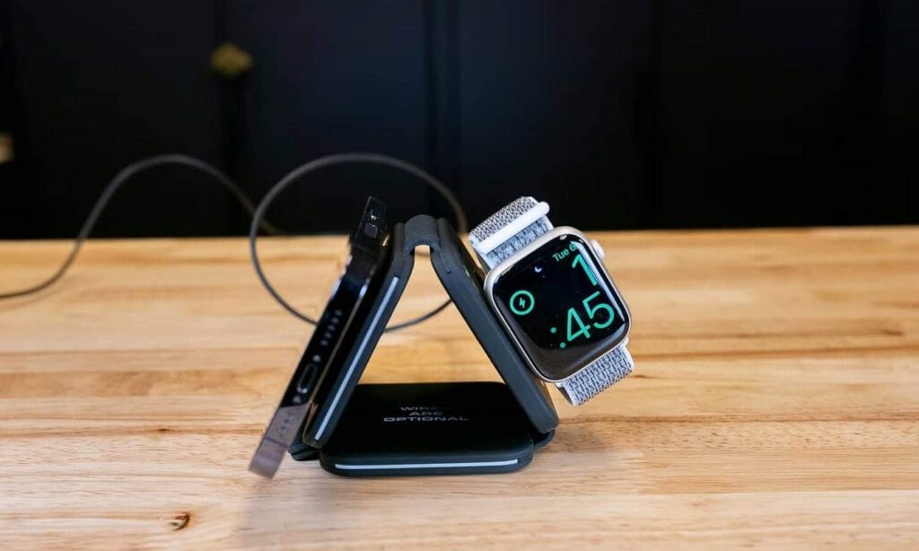 Infinacore T3 заряджає iPhone та Apple Watch