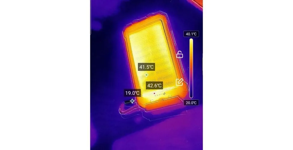 Ці температури були отримані після того, як павербанк провів 10 хвилин на сонці.
