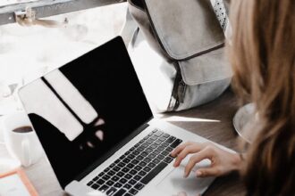 lady using a mac