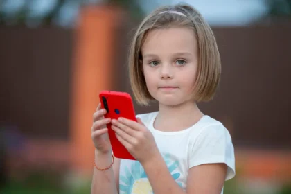Google вводить попередження про чутливий контент в Family Link для захисту дітей в Інтернеті
