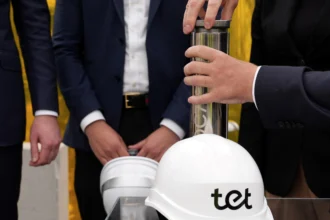 За участі посла України в Латвії у фундамент нового датацентру Tet DC7 закладено капсулу часу
