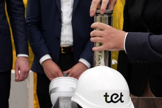 За участі посла України в Латвії у фундамент нового датацентру Tet DC7 закладено капсулу часу