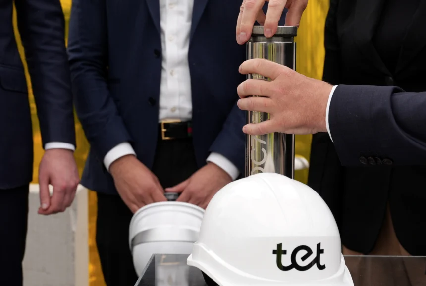 За участі посла України в Латвії у фундамент нового датацентру Tet DC7 закладено капсулу часу