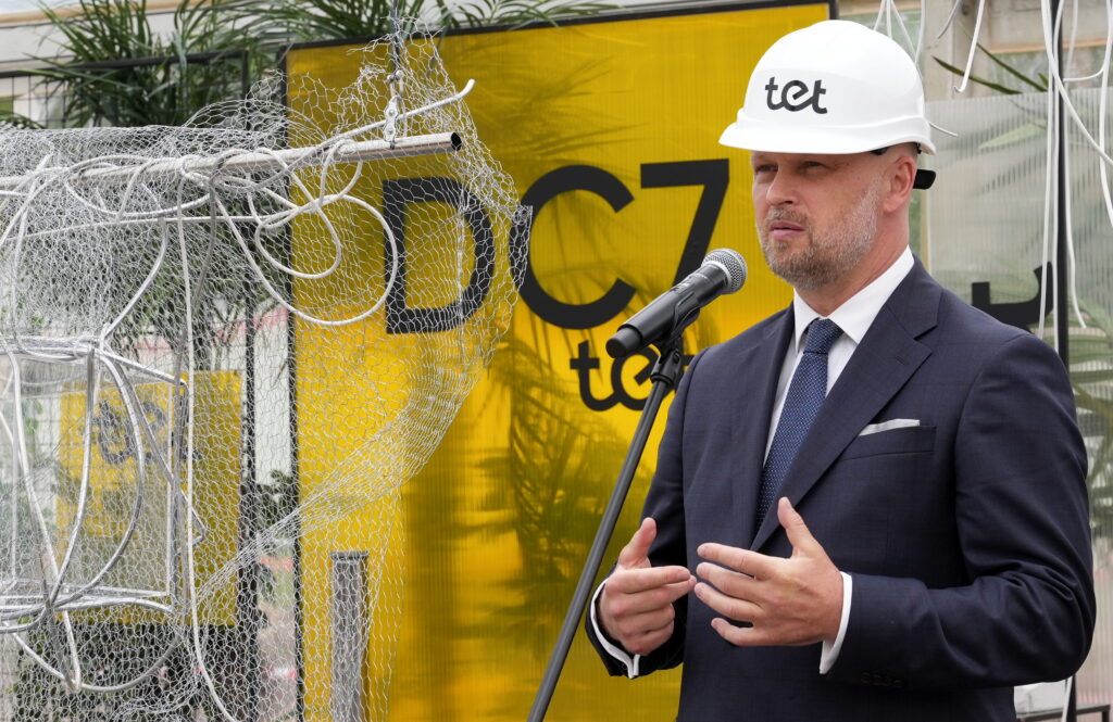 За участі посла України в Латвії у фундамент нового датацентру Tet DC7 закладено капсулу часу 35 Виконавчий директор Tet Улдіс Татарчукс