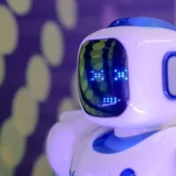 Прогноз технологічної індустрії на наступні 5 років: ШІ та роботи проти смартфонів