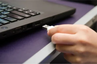 4 речі, які ніколи не слід підключати до USB-портів ноутбука чи телефону