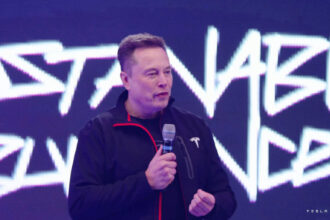 Ілон Маск: власники Tesla незабаром зможуть писати смс за кермом