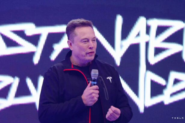 Ілон Маск: власники Tesla незабаром зможуть писати смс за кермом