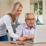 Як допомогти батькам з технологіями під час святкових візитів