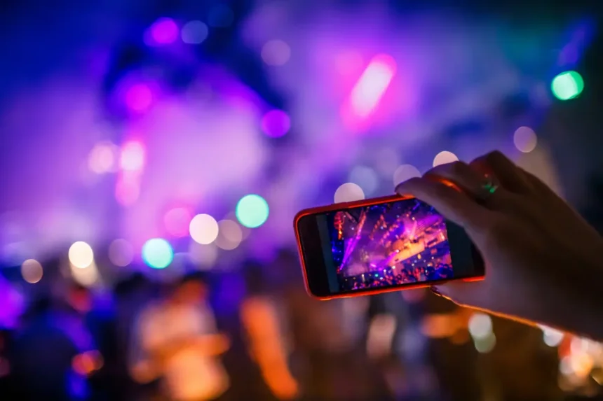 Лазер у нічному клубі може назавжди пошкодити камеру вашого смартфона 33 Лазер у нічному клубі може назавжди пошкодити камеру вашого смартфона