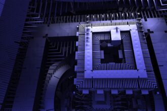 Абстрактна синьо-фіолетова модель процесора з геометричних блоків