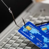 «Грошові мули» на службі у шахраїв: хто такі дропи та як вони працюють в Україні