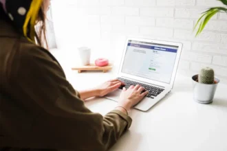 Як змінити пароль у Facebook на телефоні та компʼютері — і що робити, якщо забули старий