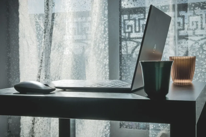Загубили пристрій з Windows 10? Є спосіб його відшукати 11 Сучасний тонкий нетбук і бездротова миша на дерев’яному столі