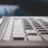 Сучасна клавіатура нетбука з чорними й білими клавішами та тачпадом