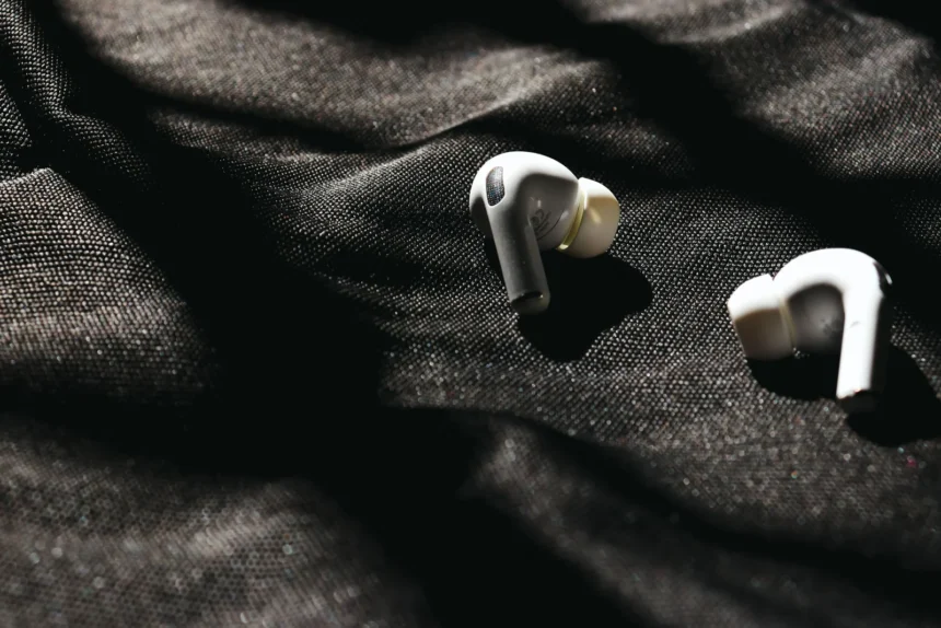 Як підключити дві пари AirPods до iPhone? - ІНСТРУКЦІЯ 11 Білі бездротові навушники на чорній тканині з тінями