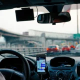 Автомобіль на шосе їде по мосту біля знака