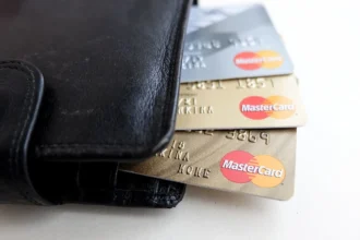 Платіжний термінал і карта для безготівкової оплати