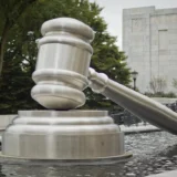Статуя молотка біля будівлі суду в центрі Колумбуса