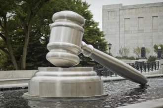 Статуя молотка біля будівлі суду в центрі Колумбуса