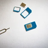 Крупний план SIM-карт та інструменту для виймання на білому фоні