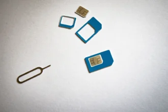 Крупний план SIM-карт та інструменту для виймання на білому фоні