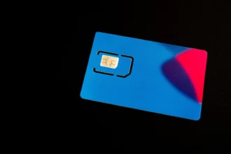 синя SIM-картка на темному тлі з червоно-фіолетовими акцентами