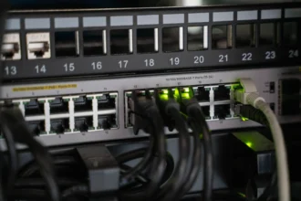 Мережеве обладнання зі з’єднаними кабелями та інфраструктурою