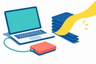 Ноутбук, зовнішній жорсткий диск і стопка файлів із жовтою стрічкою