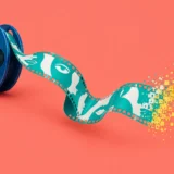 Синя котушка плёнки, хвиляста бірюзова плівка з обличчями і жовтими пікселями