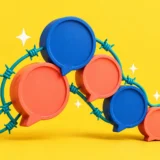 Кольорові бульбашки діалогу, переплетені синім колючим дротом на жовтому тлі