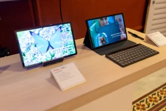 Два сучасні планшети з клавіатурою в технічній виставковій залі
