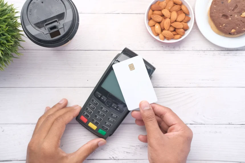 Кібербезпека NFC: від relay-атак до квантових загроз 11 Руки здійснюють безконтактну оплату карткою на дерев'яному столі