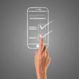 рука тримає сірий телефонний приймач для контакту