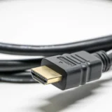 Чорний HDMI кабель з золотистими конекторами на білому фоні