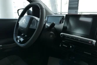 сучасна панель приладів і кермо в салоні авто