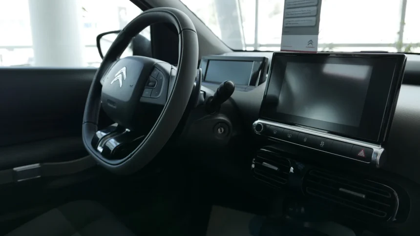 сучасна панель приладів і кермо в салоні авто