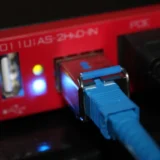 Блакитна мережна інфраструктура з Ethernet-кабелями та портами