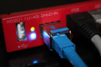 Блакитна мережна інфраструктура з Ethernet-кабелями та портами