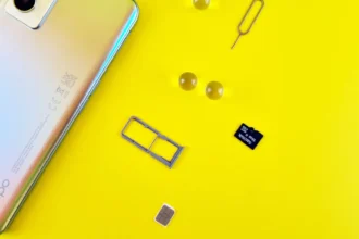 мобільний телефон із SIM-картою, лотком і карткою пам’яті на жовтому тлі