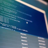 вид знизу на монітор сучасного комп’ютера з відкритими файлами