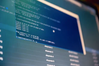 вид знизу на монітор сучасного комп’ютера з відкритими файлами